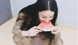 举牌网红吃瓜图片,趣味横生瞬间捕捉
